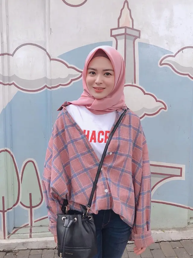 6 Potret OOTD Ayana Moon, Selebgram Muslim Korea yang Selalu Modis