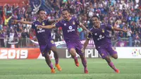 Pemain Persik Kediri merayakan gol kemenangan atas Mitra Kukar 2-0 di Stadion Brawijaya Kota Kediri, Senin (23/9/2019). (Bola.com/Gatot Susetyo)