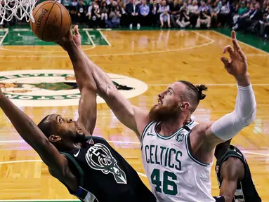 Pebasket Boston Celtics, Aron Baynes, memasukkan bola saat pertandingan melawan Milwaukee Bucks pada gim kedua babak play off NBA di Stadion TD Garden, Rabu (18/4/2018). Celtics menang 120-106 atas Bucks. (AP/Charles Krupa)