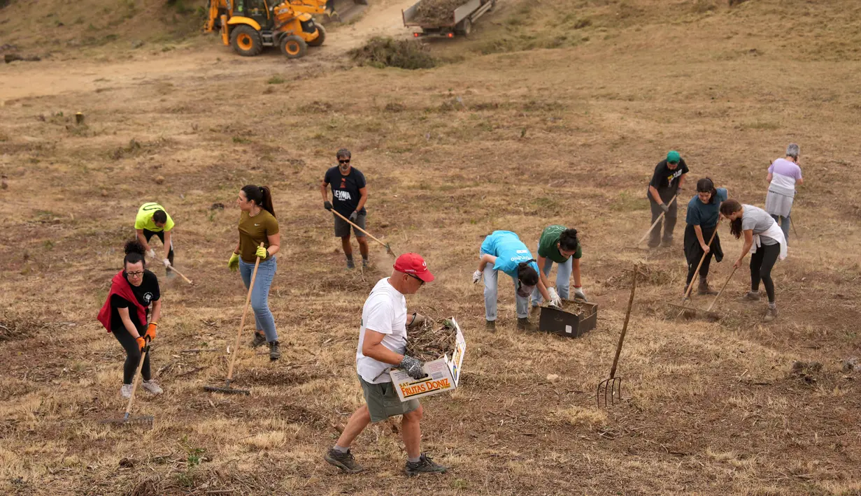 Sementara jumlah korban tewas meningkat menjadi enam sejak kebakaran mulai melanda dan ribuan warga terpaksa bermalam di luar rumah akibat evakuasi massal. (CESAR MANSO/AFP)