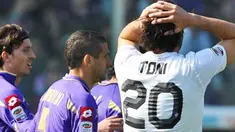 Kekecewaan striker Juventus Luca Toni (kanan) setelah gagal mencetak gol ke gawang Fiorentina dalam lanjutan Serie A di Artemio Franchi, 17 April 2011. Skor 0-0. AFP PHOTO / ANDREAS SOLARO
