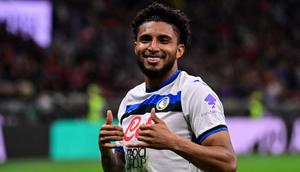 Gelandang Atalanta asal Brasil, #13, Ederson, merayakan setelah mencetak gol pertama timnya selama pertandingan Serie A Italia antara AC Milan dan Atalanta Bergamo di stadion San Siro di Milan, pada 20 April 2025. (Piero CRUCIATTI/AFP)