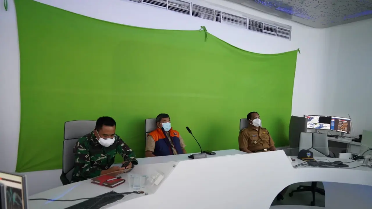 Bupati Garut Rudy Gunawan saat memimpin jalannya rakor secara virtual saat tahap awal pelaksanaan PPKM darurat di Garut, Jawa Barat.