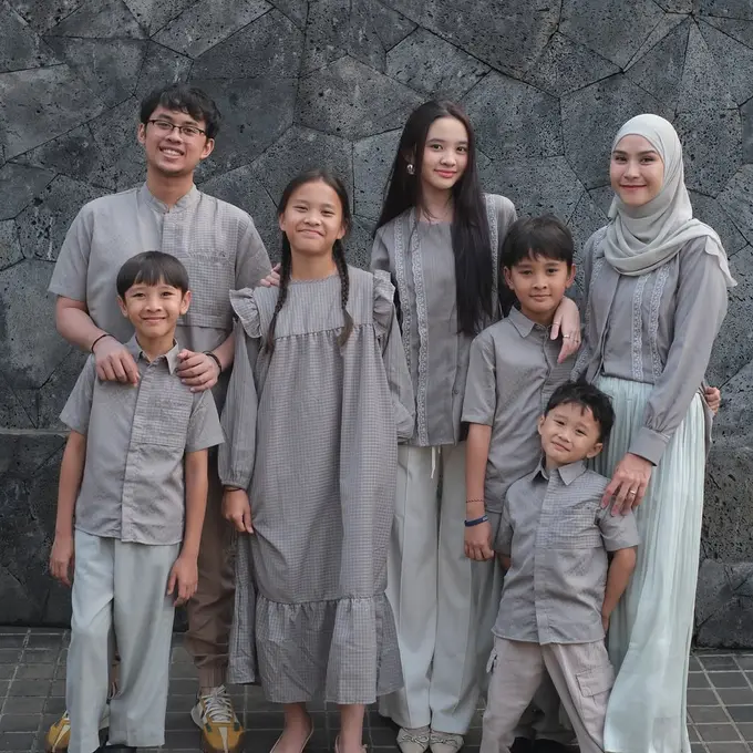 Pesona Awet Muda Zaskia Adya Mecca Kompak Pakai Sarimbit Bareng 5 Anaknya, Curi Atensi Pose di Depan Pagar Rumah Raditya Dika