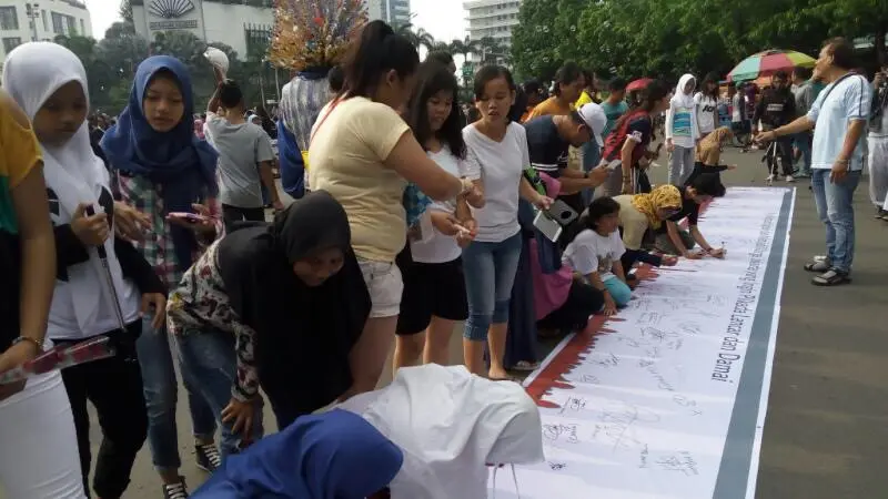 Sejumlah warga Ibu Kota yang menamakan diri Forum Warga Jakarta Cinta Damai, menggelar aksi ‎sejuta tanda tangan warga DKI.