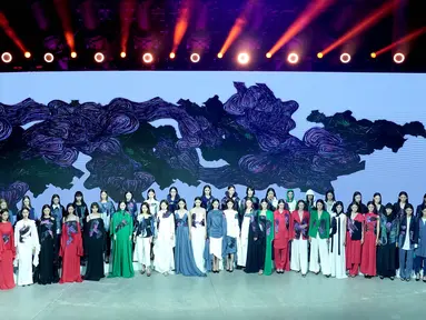 Para desainer dan model menyapa audiens di penghujung acara peragaan busana Desainer Zhang Zhaoda dan putrinya, Zhang Kaihui, dalam Beijing Fashion Week di Beijing, ibu kota China (15/9/2020). (Xinhua/Chen Jianli)