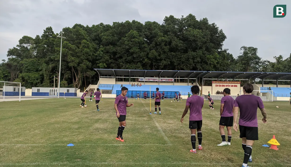 <p>Suasana latihan Timnas Indonesia U-23 di Lapangan Tam Nong, Distrik Tam Nong, Senin (9/5/2022) sore waktu setempat. (Bola.com/Muhammad Adiyaksa)</p>