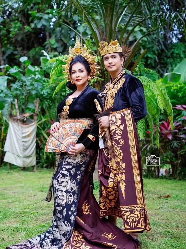 6 Gaya Pasangan Artis Jennifer Ipel dan Ajun Perwira Pakai Baju Adat Bali, Romantis