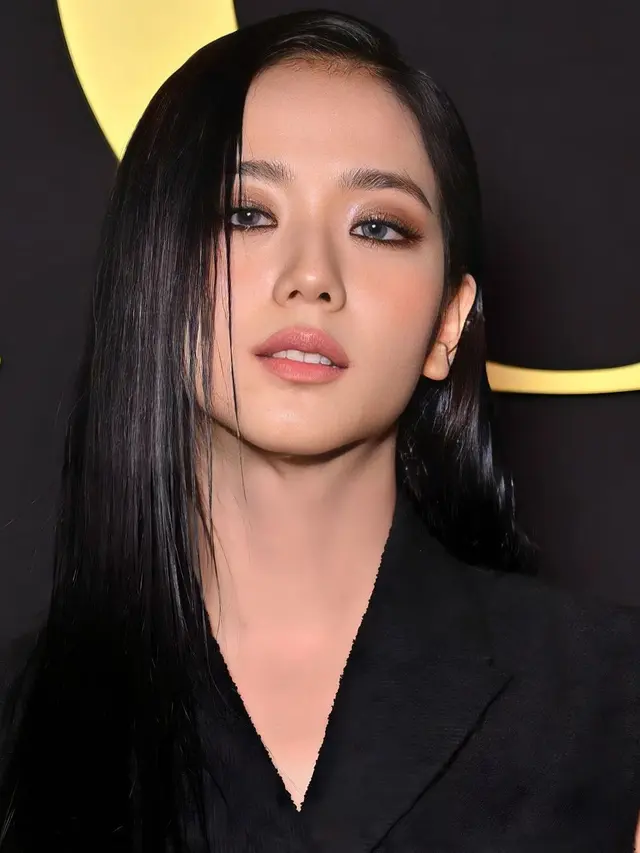 Pangling Lihat Penampilan Jisoo BLACKPINK dengan Gaya Boyish Gothic di Paris Fashion Week
