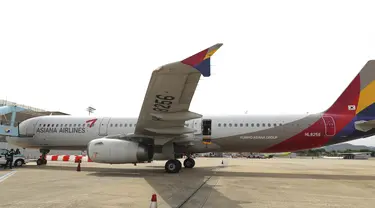 Pesawat Asiana Airlines terparkir saat salah satu pintu daruratnya tiba-tiba terbuka di Bandara Internasional Daegu di Daegu, Korea Selatan, Jumat, 26 Mei 2023. (Yun Kwan-shick/Yonhap via AP)