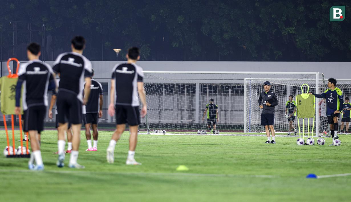 Pelatih Timnas Indonesia, Shin Tae-yong, memimpin sesi latihan jelang laga melawan Jepang pada Kualifikasi Piala Dunia 2026 zona Asia di Stadion Madya, Jakarta, Selasa (11/12/2024). (Bola.com/Bagaskara Lazuardi)