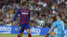 Penyerang baru Barcelona, Antoine Griezmann, berusaha memasukan bola ke gawang yang dijaga kiper Arsenal, Bernd Leno selama pertandingan trofi Joan Gamper di stadion Camp Nou, Spanyol (4/8/2019). Griezmann diboyong Barcelona dari Atletico Madrid senilai 120 juta euro. (AP Photo/Joan Monfort)
