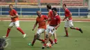Mantan pemain AS Roma Marco Delvecchio (kanan) berebut bola saat latihan uji lapangan jelang laga melawan Primavera Baretti di Stadion GBK, Jakarta, Jumat (20/5/2016). Laga kedua tim digelar Sabtu(21/5). (Liputan6.com/Helmi Fithriansyah)
