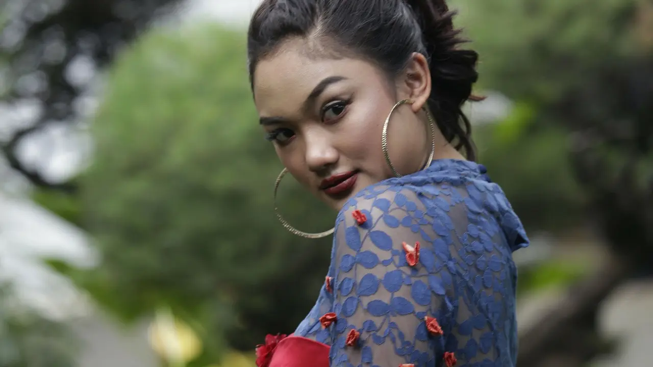 Seksinya Marion Jola Saat Kenakan Gaun Merah