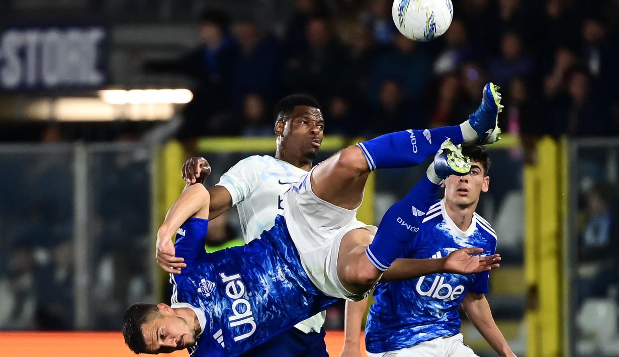 Duel pemain Inter Milan, Marcus Thuram dengan pemain Como dalam lanjutan Serie A, Senin (13/4/2026) dini hari WIB. (AFP/Cruciatti Piero)