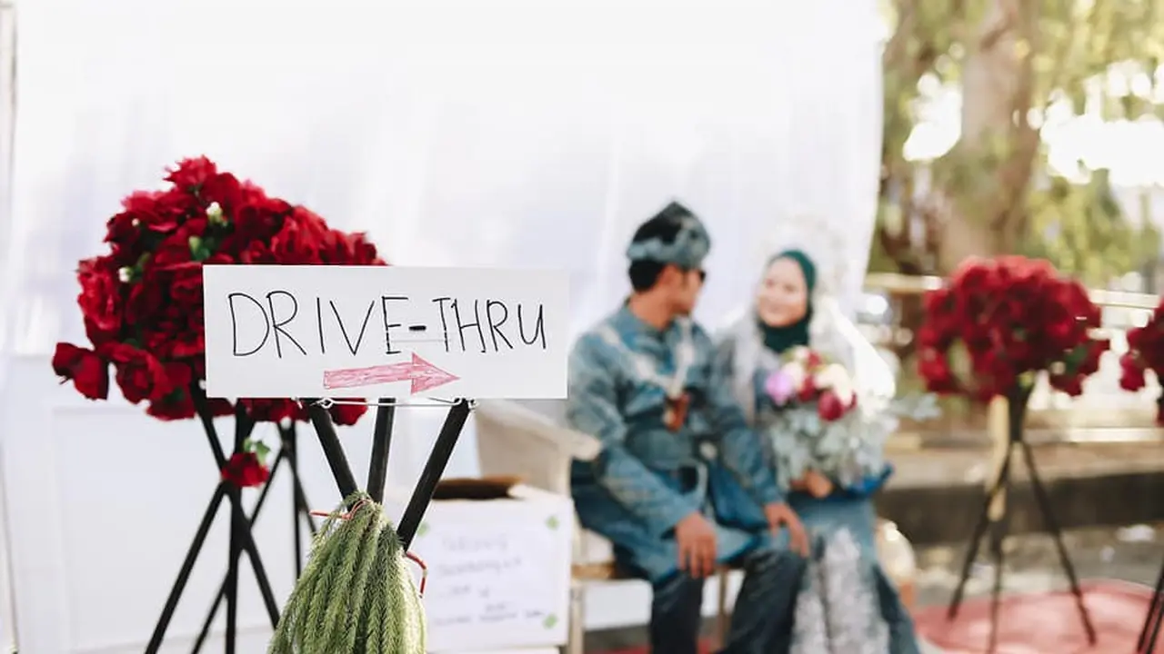 Hindari Penyebaran Covid-19, Pasangan Ini Usung Konsep Pernikahan Drive-Thru