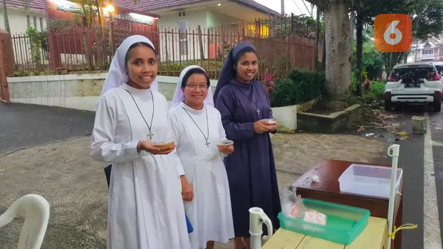 Biarawati di Kota Sukabumi jualan takjil saat Ramadan (Liputan6.com/Fira Syahrin).