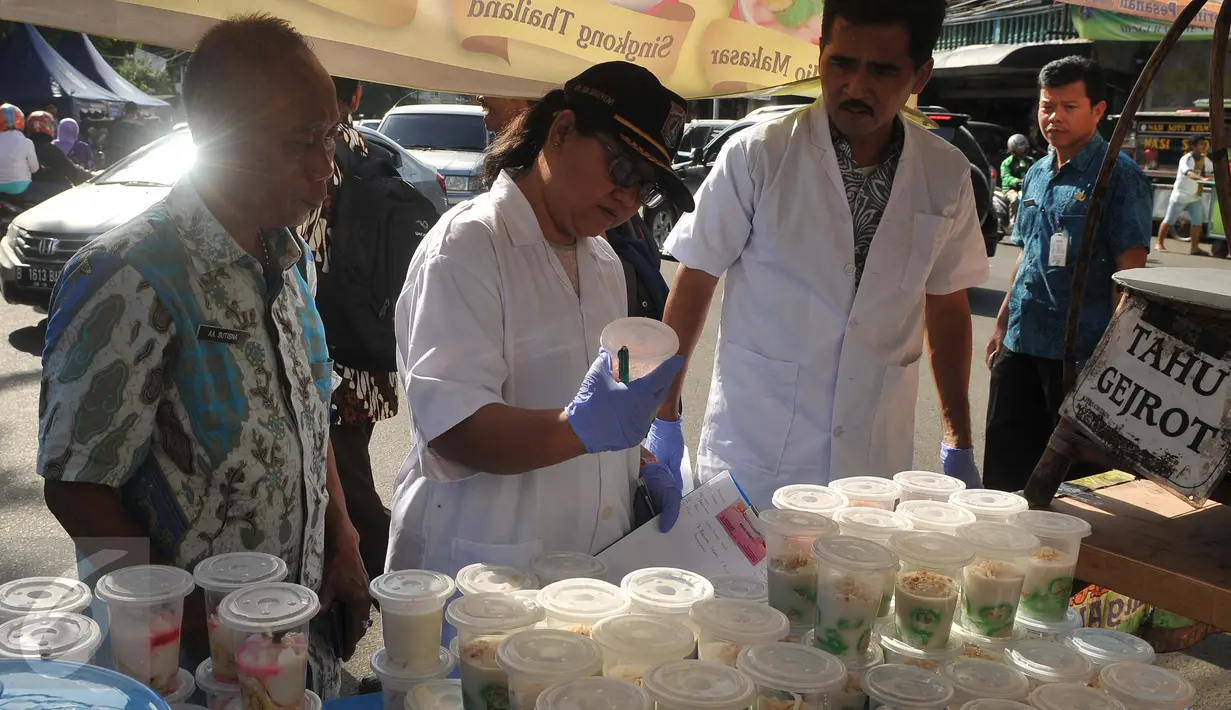 Pemerintah Kota Administrasi Jakarta Pusat bersama Badan Pengawas Obat dan Makanan (BPOM) melakukan inspeksi mendadak di pusat makanan berbuka puasa atau takjil di Bendungan Hilir, Jakarta, Jumat (10/6). (Liputan6.com/Gempur M Surya)