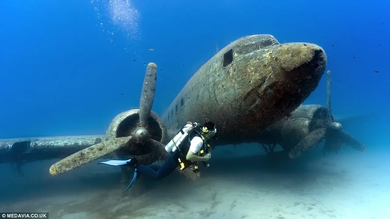 Melihat Tempat Bermain Bawah Laut dari Pesawat Perang Dunia Dua
