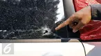 Petugas menunjukkan kondisi mobil yang digunakan tersangka (AS) untuk melakukan penyeludupan, Jakarta, Kamis (8/10/2015). BNN berhasil menggagalkan upaya penyeludupan sabu jaringan Surabaya-Jakarta. (Liputan6.com/Yoppy Renato)