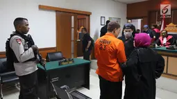 Terdakwa Kasus Terorisme Kelompok ISIS Surabaya Heru Widajanto berbincang saat menjalani sidang di Pengadilan Negri Jakarta Barat, Selasa (8/1). Agenda sidang tersebut adalah pembacaan dakwaan. (Liputan6.com/Johan Tallo)
