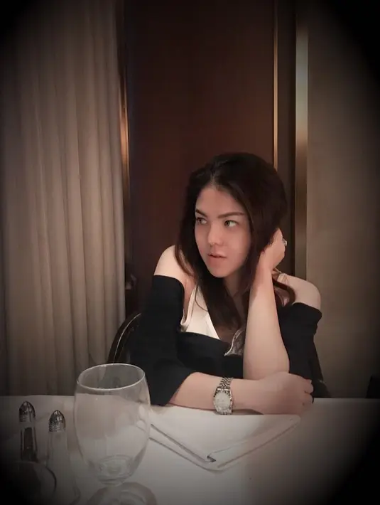 Penyanyi yang juga pemeran itu dilarang masuk restoran mewah lantaran mengenakan sendal jepit. Meski ia mengaku sendal yang dipakai tersebut harganya mahal. (Instagram/tinatoon101)