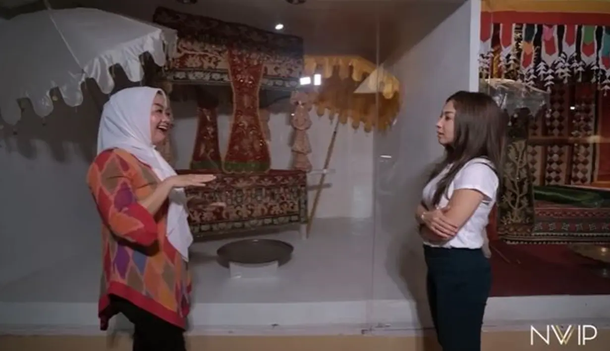 Menurut pemandu di museum tersebut, Saibatin merupakan keturunan raja-raja Lampung sementara Pepadun tidak. Meski begitu, Pepadun tetap memiliki gelar. Aktris, model serta penyanyi itu sempat mengungkap saat dinikahi Indra, ia resmi menyandang gelar Sultan selayaknya sang suami. Kala itu ada sederet tradisi pemberian gelar yang harus dilalui. (Liputan6.com/YouTube/@Nikita Willy Official)