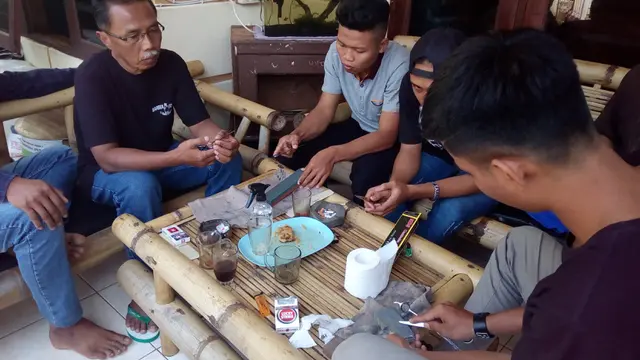 Praktek mengasah gunting cukur rambut