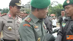 Citizen6, Bandung: Menurut Gubernur Jawa Barat, bantuan Speda Motor ini, merupakan bentuk perhatian dan kepedulian Pemda Provinsi Jawa Barat kepada TNI dan Polri. (Pengirim: Pendam3)