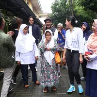 Para penghuni Yayasan Sasana Tresna Werdha menyambut gembira para pemain sinetron Anak Langit. Kedatangan para artis ini bagaikan kedatangan dari anak atau kerabat. (Nurwahyunan/Bintang.com)