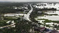Foto udara menunjukkan jalan raya dan rumah-rumah yang terendam air banjir di Kota Abuyog, Provinsi Leyte, Filipina, 11 April 2022. Banjir terjadi menyusul hujan lebat yang disebabkan oleh badai tropis Agaton. (Bobbie ALOTA/AFP)
