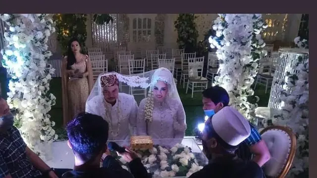 Resmi Jadi Suami Istri, Ini 5 Momen Akad Nikah Elly Sugigi dan Irwan Aher