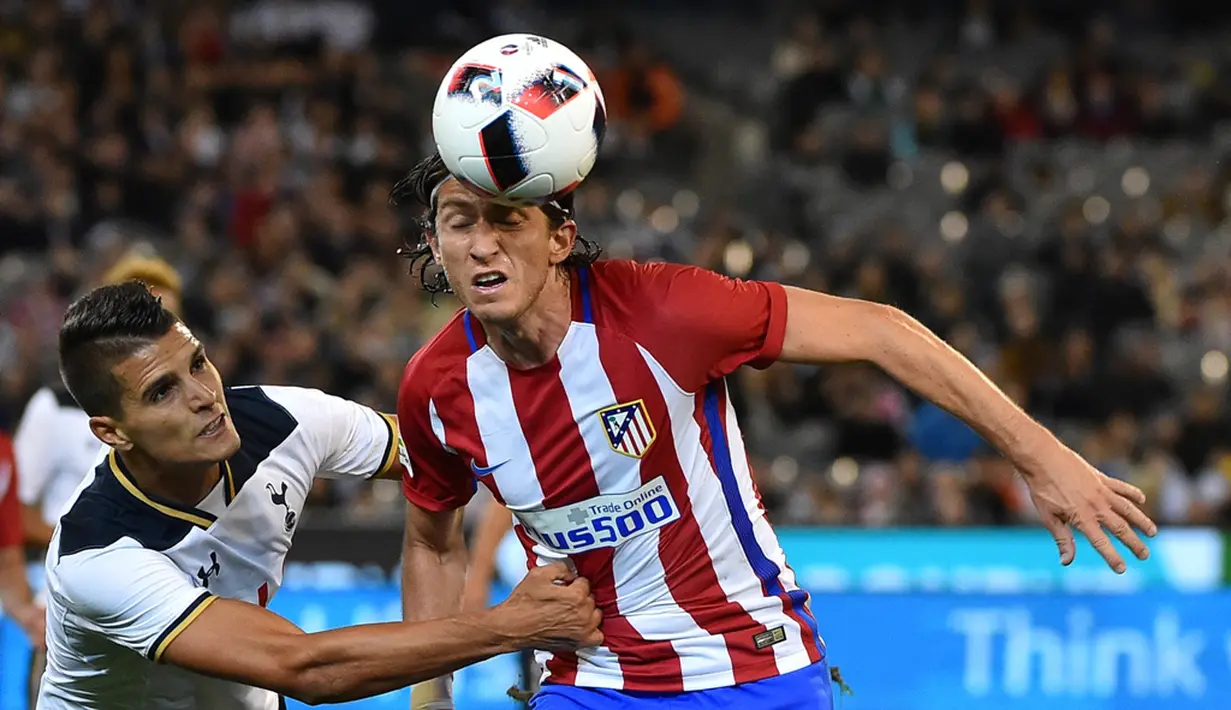 Pemain Atletico Madrid, Filipe Luis, berebut bola dengan pemain Tottenham Hotspur, Erik Lamela, pada laga International Champions Cup 2016 di Melbourne, Australia, (29/7/2016). (AFP/PaulCrock)