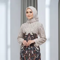 Model Gamis Batik Brokat Motif Elegan 2026 untuk Hijabers Model Full Brokat di Bagian Lengan/ Ilustrasi AI
