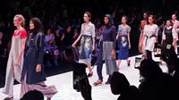 Koleksi kolaborasi Tinkerlust dan tiga label lokal, Alexalexa, Jenahara, dan Sebe11as di runway Jakarta Fashion Week (JFW) 2020, 23 Oktober 2019. (Liputan6.com/Asnida Riani)