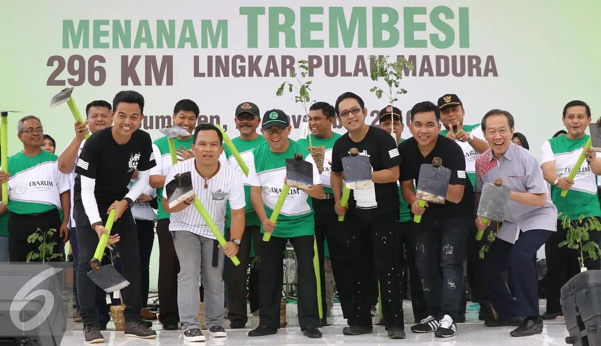 Foto bersama Wali Band dengan segenap pejabat terkait saat Djarum Trees For Life (DTFL) program "Penghijauan 296 KM Lingkar Pulau Madura"., Jawa Timur, Rabu (23/11). (Liputan6.com/Herman Zakharia)