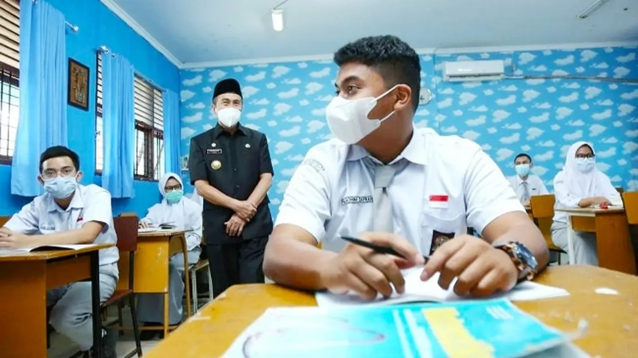 Gubernur Riau Syamsuar meninjau pembelajaran tatap muka terbatas di Pekanbaru.