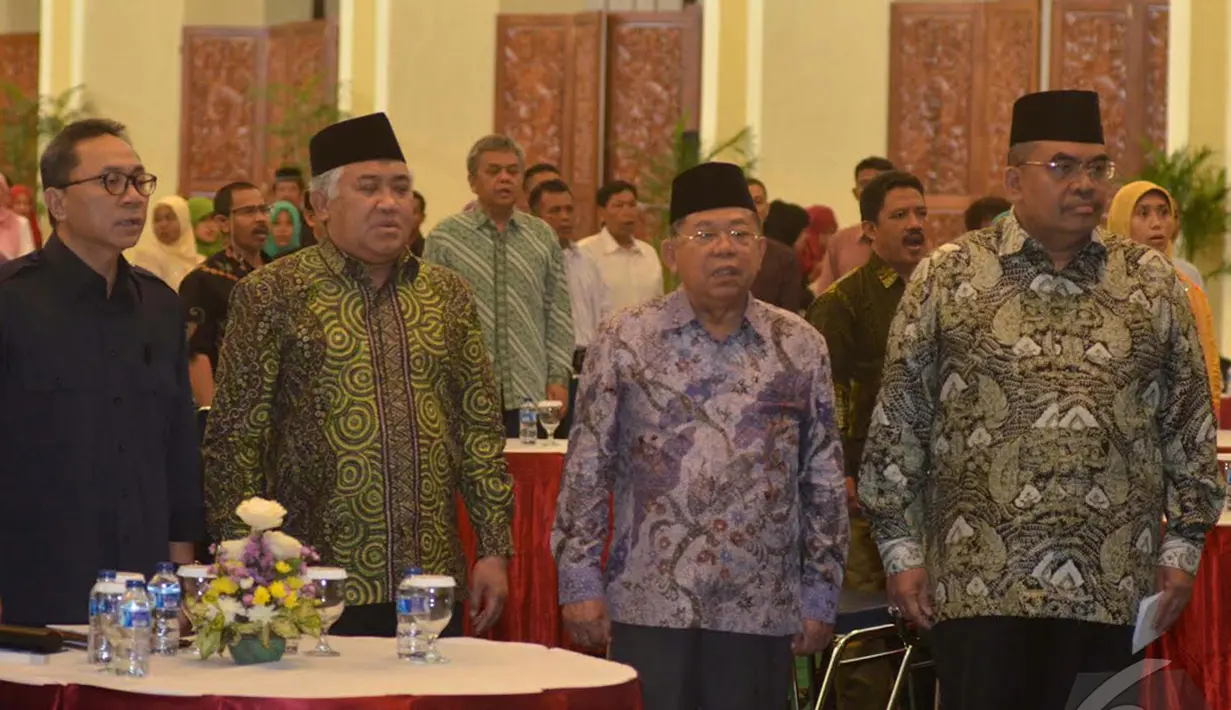 Zulkifli Hasan, Din Syamsuddin, Ma'ruf Amin, Irgan Khairul Mafis saat menyanyikan lagu "Indonesia Raya" saat Pembukaan Halaqah Kebangsaan, Jakarta, Selasa (23/12/2014). (Liputan6.com /Andrian M Tunay)