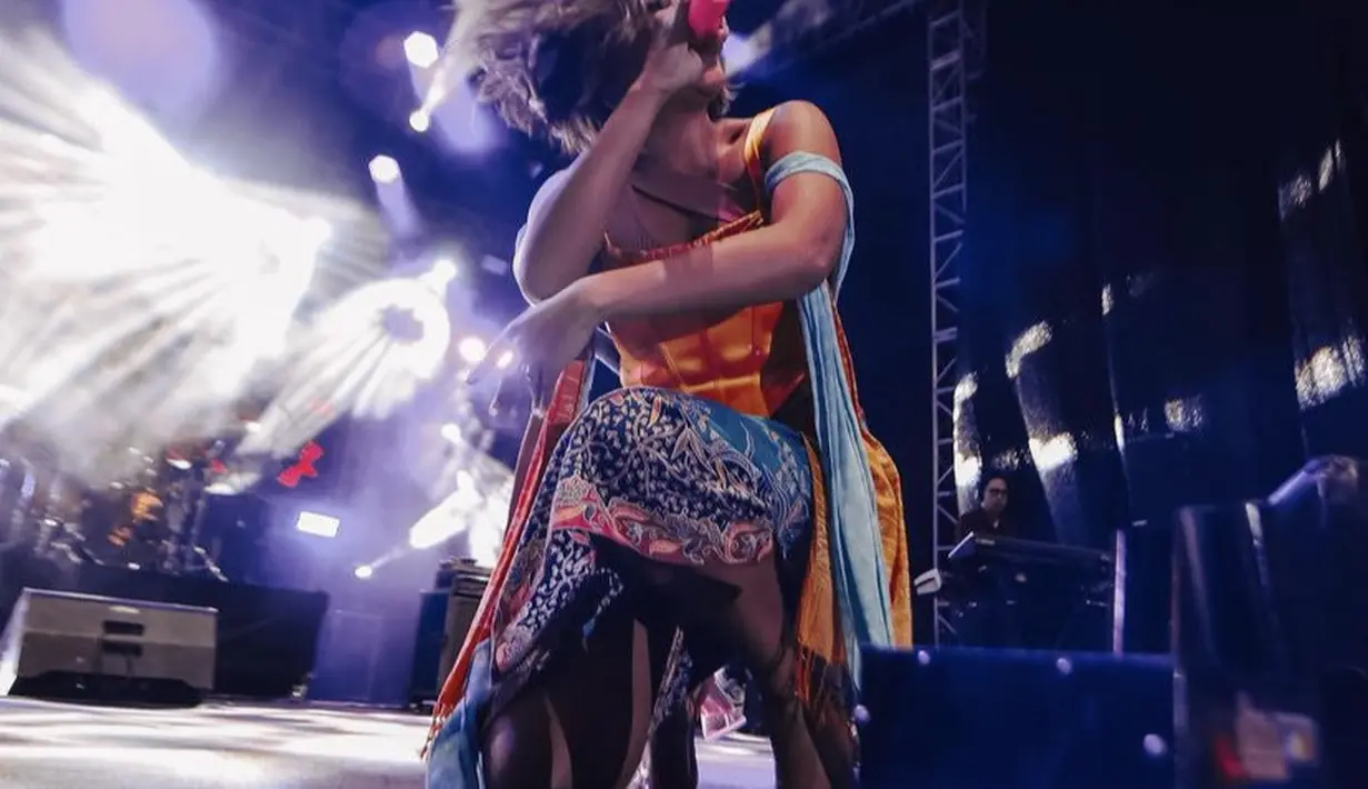 Kain batik sebagai bawahan pun dipadukan korset orange oleh Marion Jola. (@lalamarionmj)