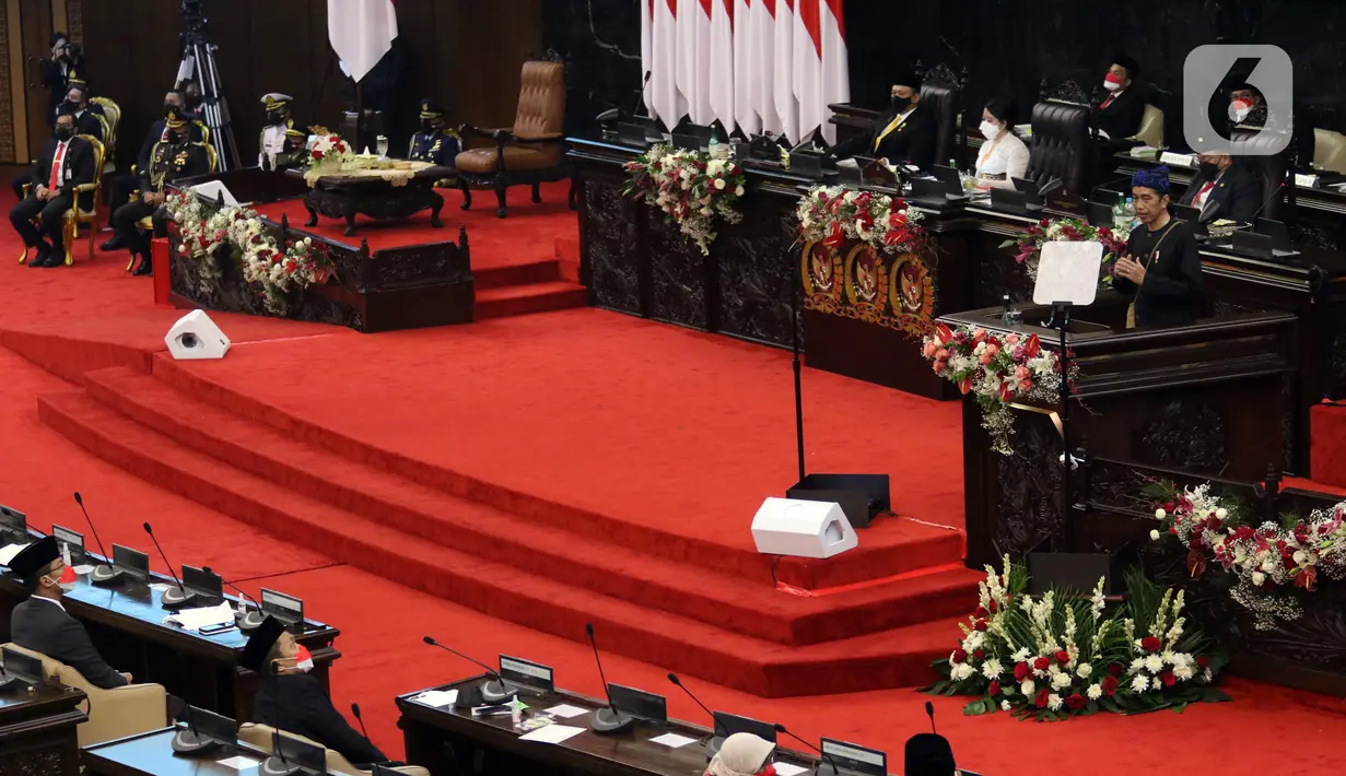 Presiden Joko Widodo atau Jokowi (kanan) menyampaikan pidatonya pada Sidang Tahunan MPR 2021 di Gedung Nusantara, Senayan, Jakarta, Senin (16/8/2021). Dalam sidang tersebut hanya sebagian angggota dewan yang hadir, sementara sisanya mengikuti sidang secara virtual. (Liputan6.com/Angga Yuniar)