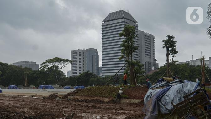Pekerja melakukan penanaman kembali pohon-pohon di area proyek revitalisasi Taman Sisi Selatan Monumen Nasional, Jakarta, Rabu (5/2/2020). Penanaman dilakukan untuk mengganti pohon lama yang ditebang saat pembangunan proyek Plaza Selatan serta bagian dari penghijauan Monas. (merdeka.com/Imam Buhori)