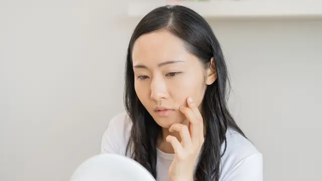 perempuan bercermin penuaan