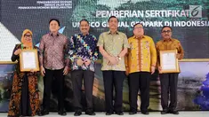 Menteri PPN / Kepala Bappenas Bambang Brodjonegoro (kedua kanan) foto bersama dengan Menko Maritim, Menteri Pariwisata dan Kepala Bekraf pada Pemberian Sertifikat UNESCO Global Geopark di Jakarta, Kamis (12/07). (Liputan6.com/HO/Bappenas)
