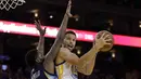 Stephen Curry (kanan) mencoba melakukan tembakan saat dihadang pemain Memphis Grizzlies, Daniels (kiri) pada laga NBA di Oracle Arena, Oakland, (6/1/2017). Warriors kalah 119-128.  (AP/Marcio Jose Sanchez)