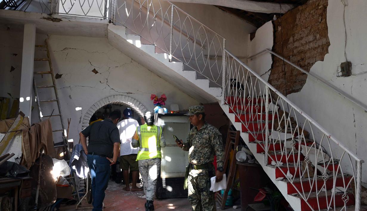 Badan pertahanan sipil Negara Bagian Guerrero melaporkan terjadinya sejumlah longsor di sekitar Acapulco dan di beberapa ruas jalan raya lain di negara bagian tersebut. Tampak dalam foto, anggota Perlindungan Sipil dan Tentara Meksiko memeriksa sebuah rumah yang rusak setelah guncangan gempa bumi berkekuatan 6,5 magnitudo di komunitas San Marcos, negara bagian Guerrero, Meksiko pada Jumat 2 Januari 2026. (Francisco ROBLES/AFP)