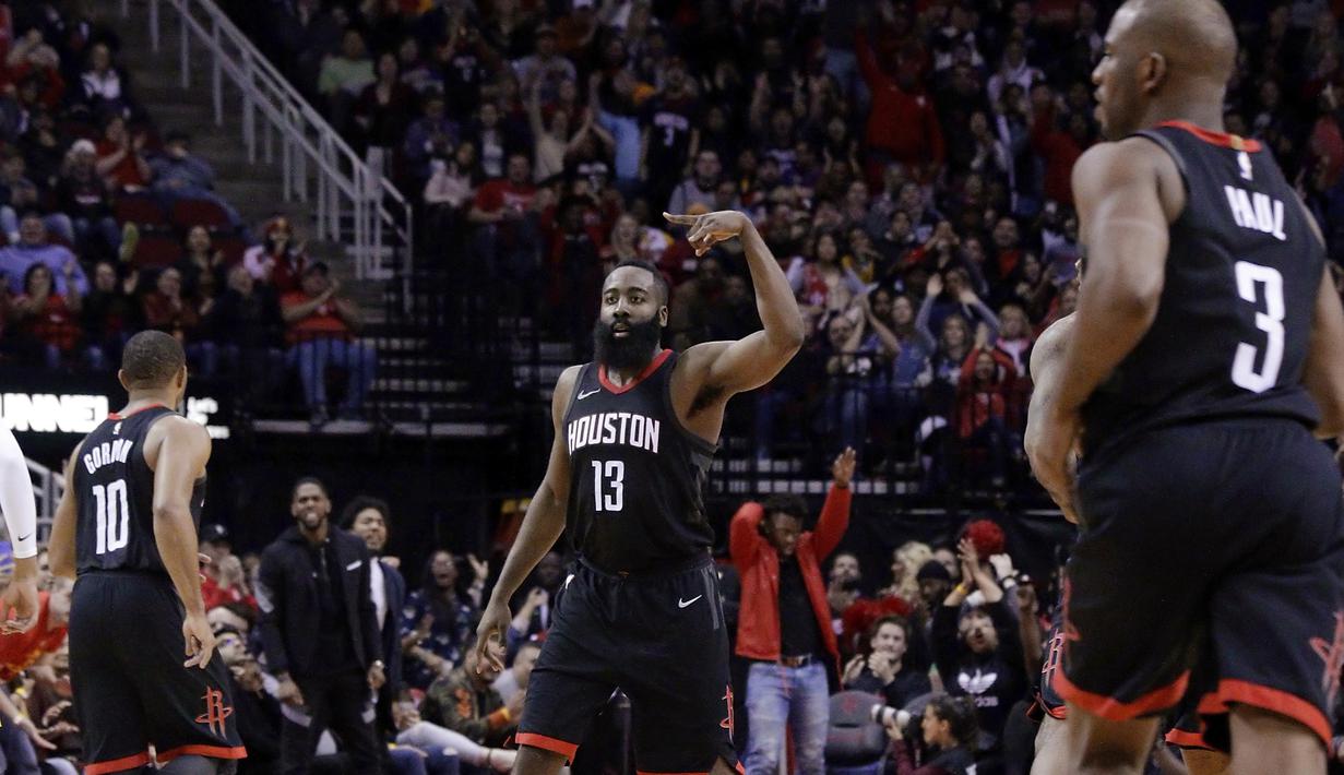 Pemain Houston Rockets, James Harden (13) berhasil melakukan tembakan tiga angka saat melawan Lakers pada lanjutan NBA basketball game di Toyota Center, Houton, (31/12/2017). Rockets menang 148-142. (AP/Michael Wyke)