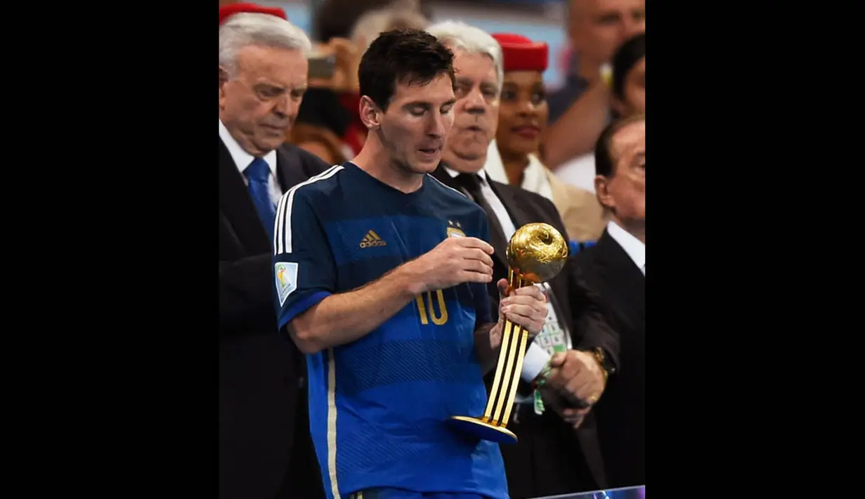 Pemain 27 tahun itu terlihat kurang antusias dinobatkan sebagai pemain terbaik Piala Dunia 2014, Brasil, Senin (14/7/14). (REUTERS/Dylan Martinez)