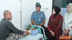 Citizen6, Jakarta Pusat: etua Gabungan Jalasenastri Kolinlamil Ny. Ismiartini Darojatim mengunjungi anggota Kolinlamil yang tengah dirawat di Rumah Sakit TNI AL Dr. Mintohardjo, Jalan Raya Bendungan Hilir, Tanah Abang, Jakarta Pusat, pada Selasa (30/10). 