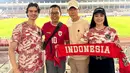 Sebagai pencinta sepak bola yang kerap menonton langsung Timnas Indonesia bertanding di berbagai negara, pedangdut 37 tahun itu mengucapkan terima kasih kepada Shin Tae-yong atas semua perjuangannya dalam membawa Timnas Indonesia mencapai beragam prestasi gemilang. (Liputan6.com/IG/@fitricarlina)