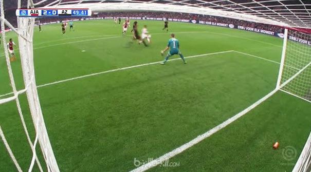 Justin Kluivert dan David Neres mencetak gol indah saat Ajax menang 3-0 atas AZ Alkmaar untuk memastikan posisi kedua di klasemen ...